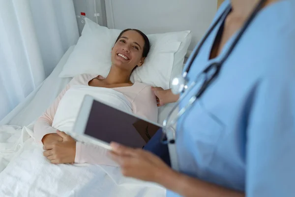 Seitenansicht Der Gemischten Rasse Ärztin Interagiert Mit Lächelnder Patientin Auf — Stockfoto