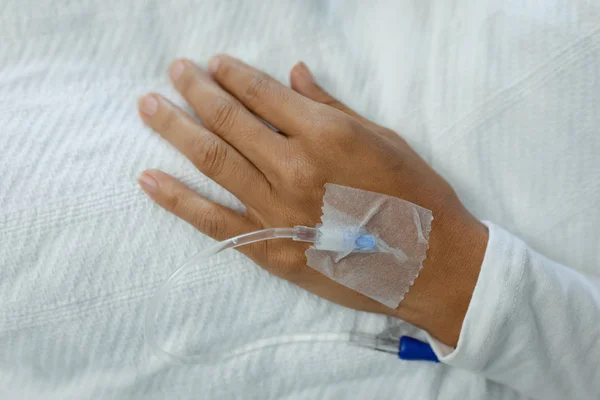 Nahaufnahme Eines Tropfens Auf Die Hand Einer Patientin Auf Der — Stockfoto