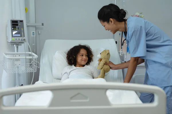 Vista Frontal Del Médico Femenino Raza Mixta Que Osito Peluche —  Fotos de Stock