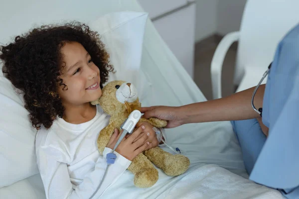 Seitenansicht Einer Gemischten Rasse Ärztin Gibt Teddybär Patientin Auf Der — Stockfoto
