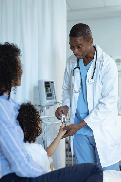 Vista Lateral Del Médico Afroamericano Que Fija Oximetría Pulso Mano — Foto de Stock