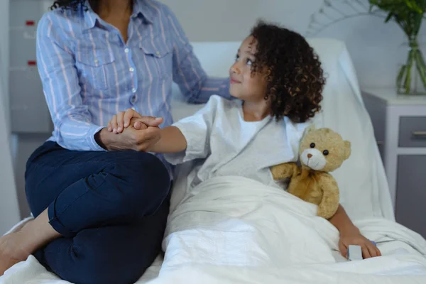 Frontansicht Einer Mutter Die Ihren Sohn Auf Der Station Krankenhaus — Stockfoto