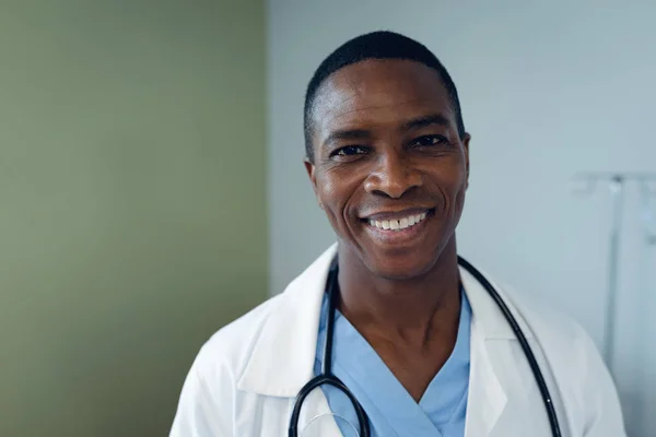 Portré Afro Amerikai Férfi Orvos Mosolyogva Kórteremben Kórházban — Stock Fotó
