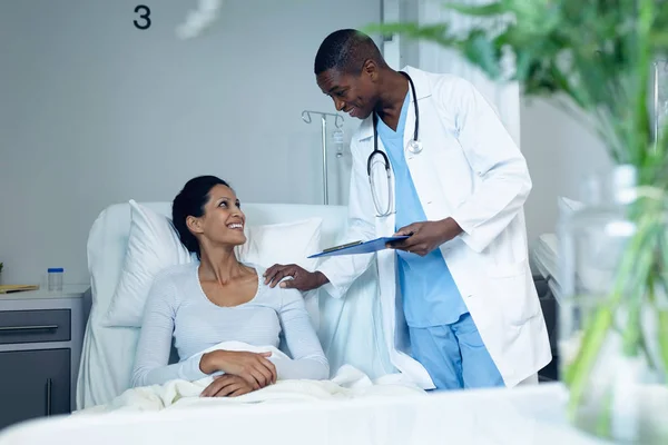 Vista Frontal Del Médico Afroamericano Que Interactúa Con Una Paciente — Foto de Stock