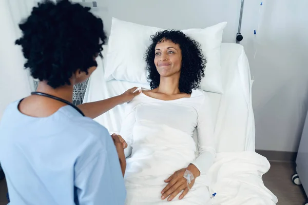 Visão Frontal Uma Médica Afro Americana Consolando Paciente Feminina Enfermaria — Fotografia de Stock