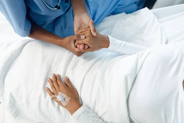 Középső Szakaszában Női Orvos Vigasztaló Női Beteg Kórteremben Kórházban — Stock Fotó