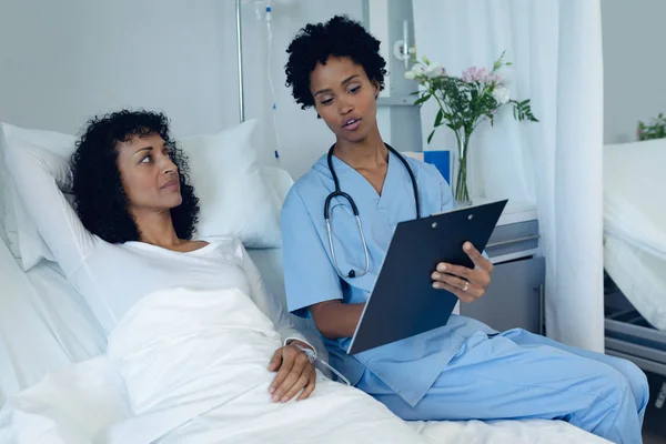 Seitenansicht Einer Afrikanisch Amerikanischen Ärztin Die Mit Einer Patientin Auf — Stockfoto