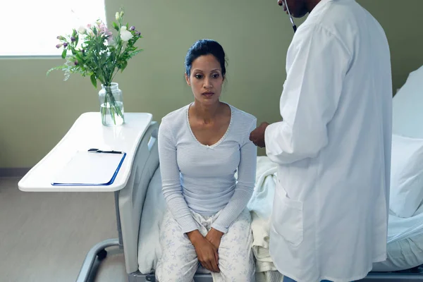 Seitenansicht Eines Afrikanisch Amerikanischen Arztes Umgang Mit Patientinnen Gemischter Rasse — Stockfoto