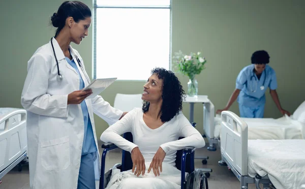 病院で病棟の障害のある女性患者と交流する女性医師 — ストック写真