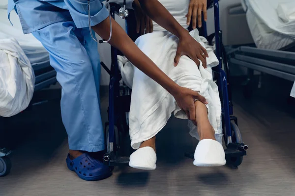 Низька Секція Жіночого Лікаря Допомагає Інвалідам Пацієнтці Пересувати Ноги Палаті — стокове фото