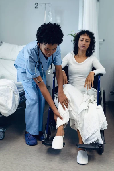 Вид Спереди Афроамериканку Врача Помогающую Пациентке Смешанной Расой Передвигать Ноги — стоковое фото