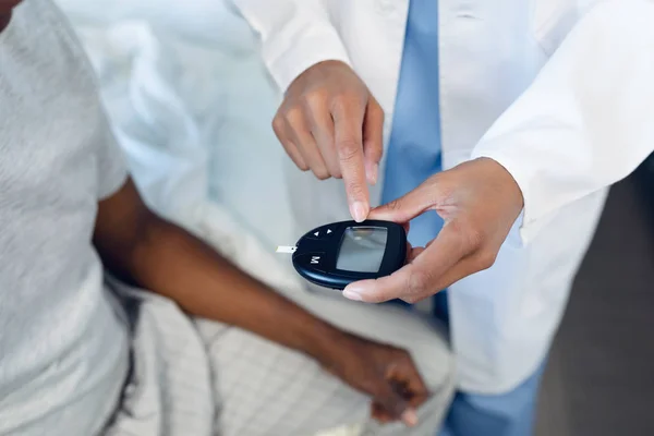 Sidoutsikt Över Kvinnlig Läkare Patienter Blodprov Med Lancet Penna Församlingen — Stockfoto