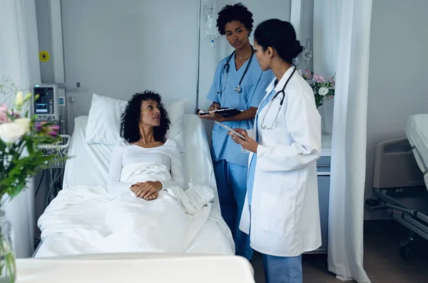 Visão Lateral Diversas Médicas Interagindo Com Pacientes Mestiças Sexo Feminino — Fotografia de Stock