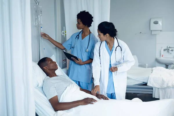 Visão Lateral Diversas Médicas Ajustando Gotejamento Paciente Afro Americano Enfermaria — Fotografia de Stock