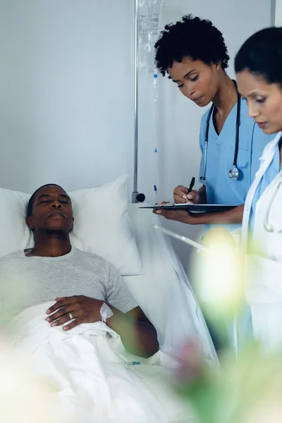 Visão Lateral Diversas Médicas Checando Pacientes Afro Americanas Sexo Masculino — Fotografia de Stock