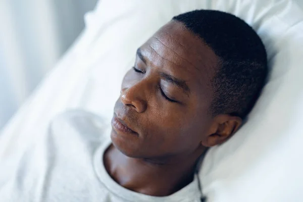Fechado Paciente Afro Americano Sexo Masculino Dormindo Cama Enfermaria Hospital — Fotografia de Stock