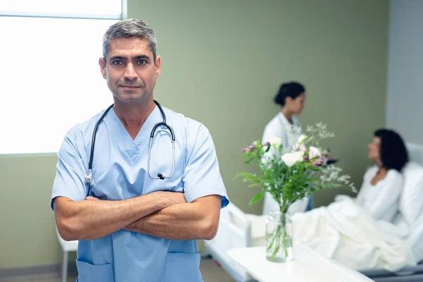 Portret Van Kaukasische Mannelijke Arts Staande Met Armen Gekruist Terwijl — Stockfoto