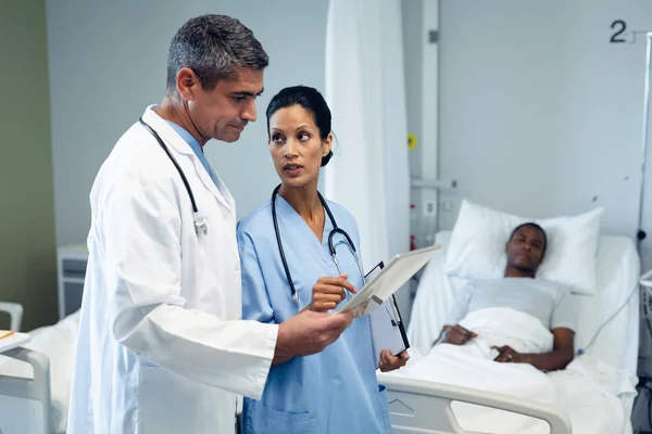 Vista Laterale Diversi Medici Sesso Maschile Femminile Che Discutono Tablet — Foto Stock