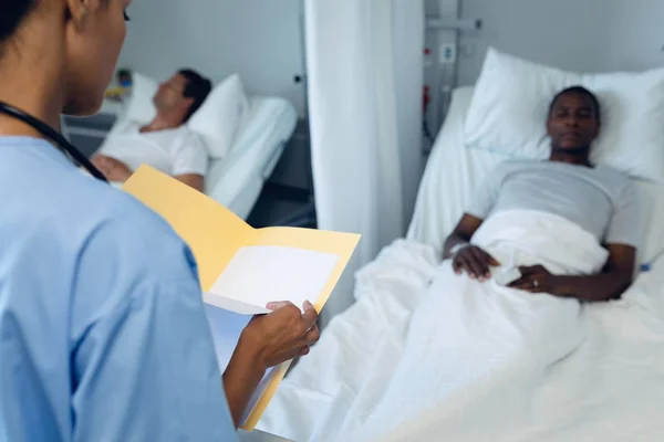 병원에서 병동에 침대에 다양한 남성이 보고서를 의사의 — 스톡 사진