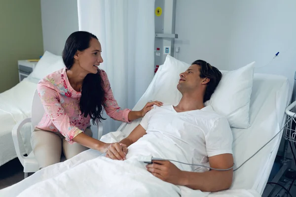Visão Lateral Mulher Parda Consolando Paciente Masculino Enfermaria Hospital — Fotografia de Stock