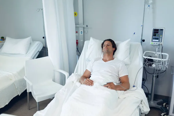 Vista Frontal Paciente Masculino Caucasiano Pensativo Relaxando Cama Enfermaria Hospital — Fotografia de Stock