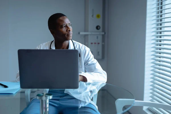 Vista Lateral Del Médico Afroamericano Reflexivo Que Utiliza Ordenador Portátil — Foto de Stock