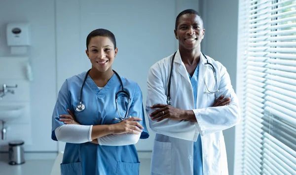 Retrato Diversos Médicos Masculinos Femeninos Sonriendo Hospital —  Fotos de Stock