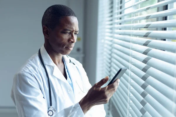 Vista Lateral Del Médico Afroamericano Usando Teléfono Móvil Hospital — Foto de Stock