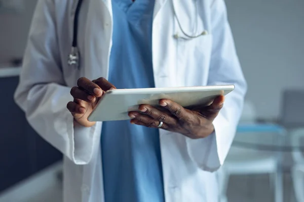 Partie Médiane Médecin Masculin Utilisant Une Tablette Numérique Hôpital — Photo