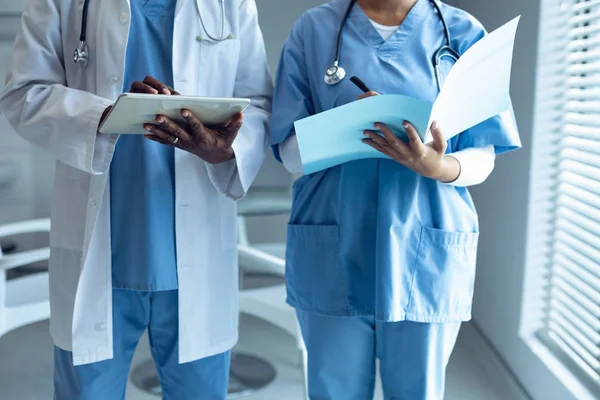 Sección Media Diversos Médicos Masculinos Femeninos Usando Tableta Digital Hospital — Foto de Stock