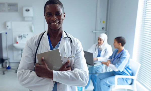 Retrato Médico Afroamericano Pie Con Una Tableta Digital Mientras Dos — Foto de Stock