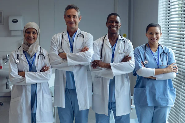 Portret Zróżnicowanego Zespołu Medycznego Stojący Ramionami Skrzyżowanymi Szpitalu — Zdjęcie stockowe