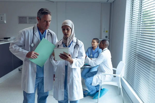 Vista Frontal Diversos Médicos Hombres Mujeres Discutiendo Través Tabletas Digitales — Foto de Stock