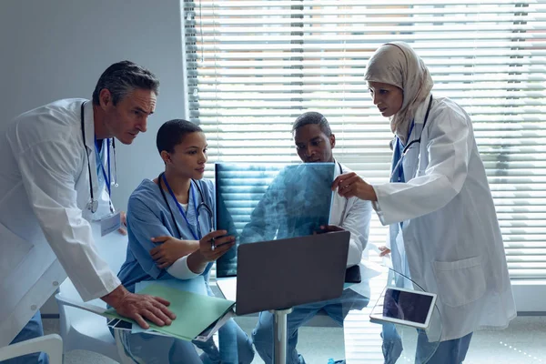 Frontansicht Verschiedener Medizinischer Teams Beim Blick Auf Den Röntgenbericht Krankenhaus — Stockfoto