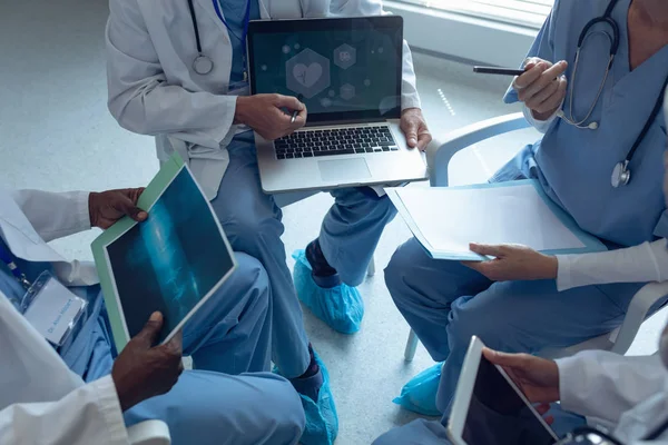 Översikt Över Olika Medicinska Team Diskuterar Över Laptop Sjukhus — Stockfoto