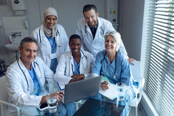 Portret Szczęśliwy Medyczny Zróżnicowany Zespół Siedzący Szpitalu — Zdjęcie stockowe
