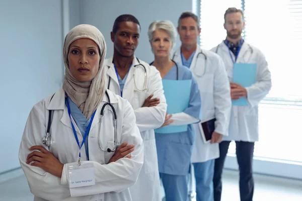 Retrato Equipo Médico Diverso Pie Con Brazo Cruzado Hospital — Foto de Stock