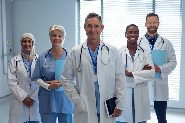 Retrato Equipe Médica Diversa Que Está Junto Hospital — Fotografia de Stock