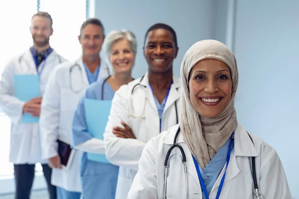 Retrato Feliz Equipo Médico Diverso Pie Con Brazo Cruzado Hospital — Foto de Stock