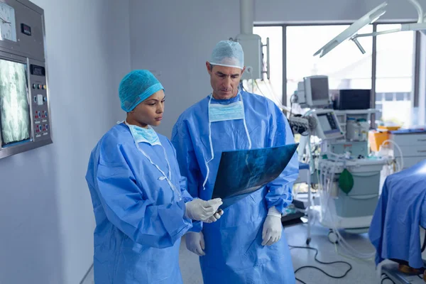 Frontansicht Diverser Chirurgen Diskutiert Über Röntgenbericht Operationssaal Des Krankenhauses — Stockfoto