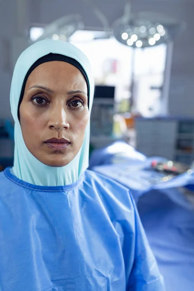 Portré Vegyes Verseny Női Sebész Hidzsáb Állt Kórházban — Stock Fotó