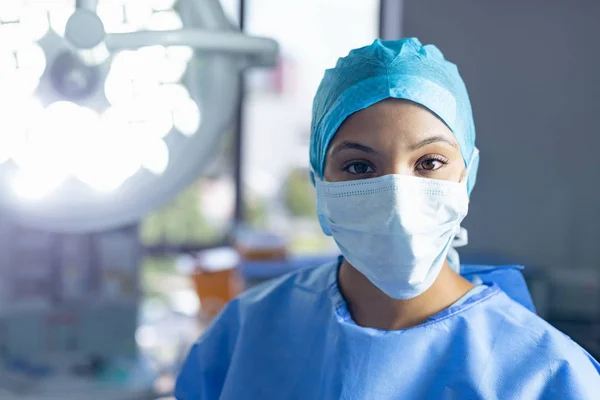 Porträtt Kvinnlig Kirurg Med Blandad Ras Som Står Operationssalen Sjukhuset — Stockfoto