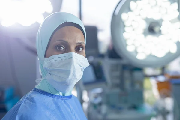 Portret Van Gemengd Ras Vrouwelijke Chirurg Hijab Staande Het Ziekenhuis — Stockfoto