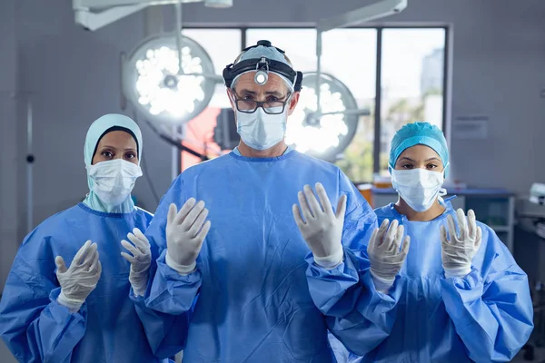 Retrato Diversos Cirujanos Haciendo Gestos Pie Quirófano Del Hospital — Foto de Stock