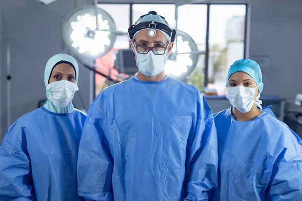 Πορτραίτο Διαφορετικών Χειρουργών Που Στέκονται Στο Χειρουργείο Στο Νοσοκομείο — Φωτογραφία Αρχείου