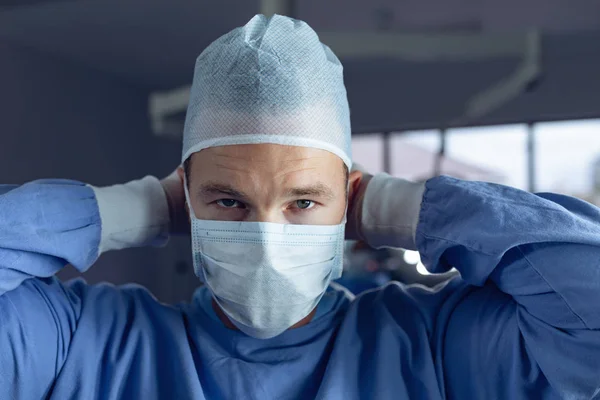 Portret Van Kaukasische Mannelijke Chirurg Dragen Chirurgische Masker Operatiekamer Het — Stockfoto