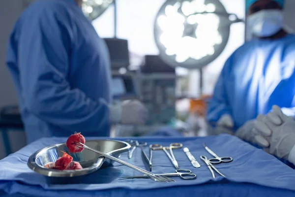 Close Van Diverse Chirurgische Instrumenten Een Dienblad Operatiekamer Het Ziekenhuis — Stockfoto