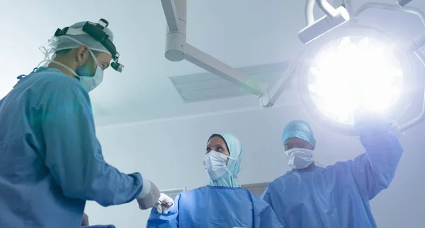 Vista Baja Diversos Cirujanos Que Realizan Cirugía Quirófano Hospital —  Fotos de Stock