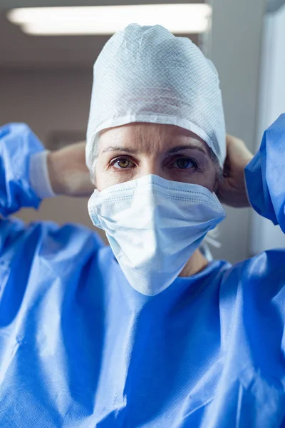 Retrato Cirurgiã Caucasiana Vestindo Máscara Cirúrgica Centro Cirúrgico Hospital — Fotografia de Stock