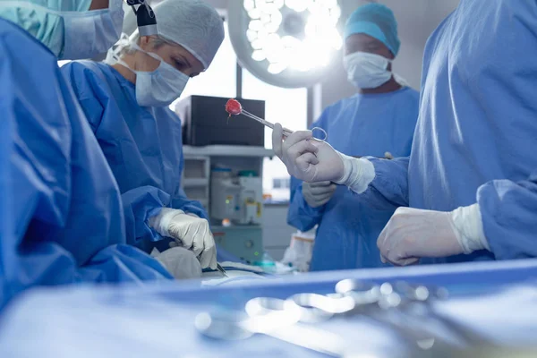 Zijaanzicht Van Diverse Chirurgen Die Chirurgie Uitvoeren Operatie Theater Het — Stockfoto